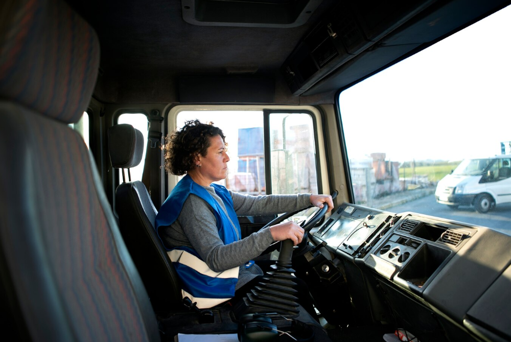 10 gestes essentiels que doit maîtriser un signaleur pour guider efficacement les manœuvres d'un camion